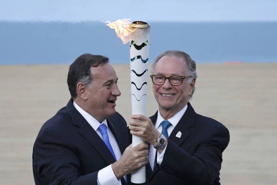 Grécia entrega ao Brasil tocha olímpica símbolo da Rio 2016