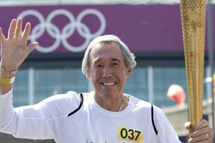 Gordon Banks: goleiro da seleção inglesa que venceu o Mundial de futebol de 1966, levou a tocha até o estádio (Miguel Medina/AFP)
