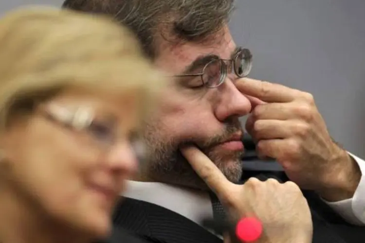 O ministro do Supremo Tribunal Federal, José Antonio Dias Toffoli, coçando os olhos (Ueslei Marcelino/Reuters)