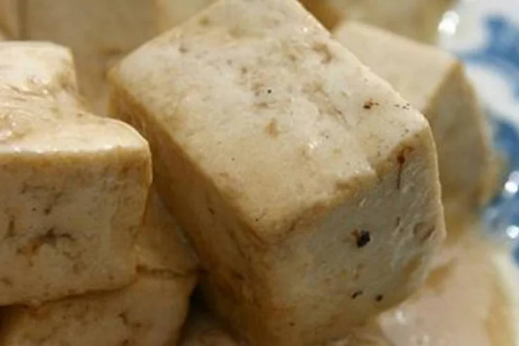 
	O tofu fornece 10 gramas de prote&iacute;na e modestos 5 gramas de gordura. &Eacute; rico em isoflavonas, compostos que ajudam a proteger o cora&ccedil;&atilde;o, e encontrado em diferentes texturas no supermercado
 (Wikimedia Commons)