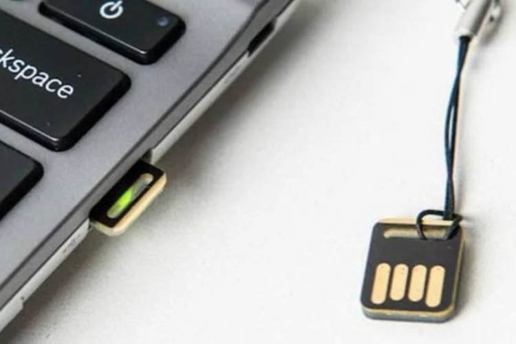 
	Token YubiKey: a empresa defende o uso de dispositivos como o YubiKey para a autentica&ccedil;&atilde;o de seguran&ccedil;a
 (Reprodução/Wired/Google)