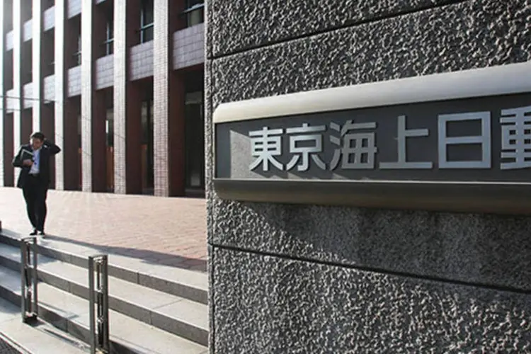Homem sai de edifício da Tokio Marine em Tóquio, no Japão: a seguradora espera alcançar R$ 3 bilhões em prêmios para 2014 (Tomohiro Ohsumi/Bloomberg News)