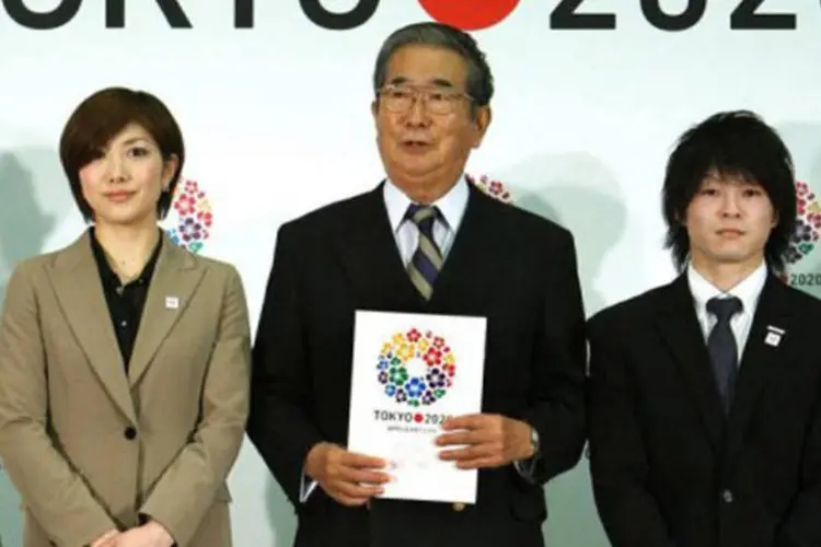 O governador de Tóquio, Shintaro Ishihara (C), apresenta candidatura ao lado de atletas
 (AFP)