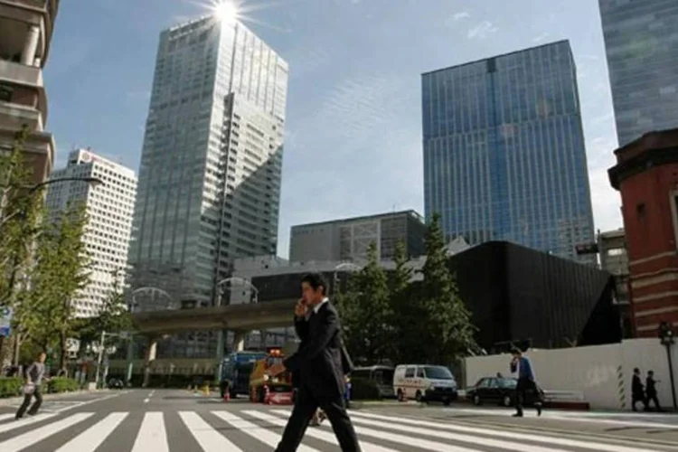 
	T&oacute;quio, no Jap&atilde;o: Banco Mundial informou, entretanto, que a ampla expans&atilde;o monet&aacute;ria do Banco do Jap&atilde;o deve fornecer est&iacute;mulo para os pa&iacute;ses em desenvolvimento
 (Wikimedia Commons)