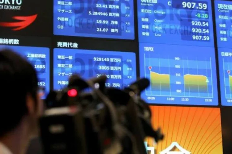 Bolsas do Japão passaram a considerar uma fusão depois que o país perdeu a segunda posição de maior mercado de ações do mundo para a China (Kiyosh Ota/ Getty Images)