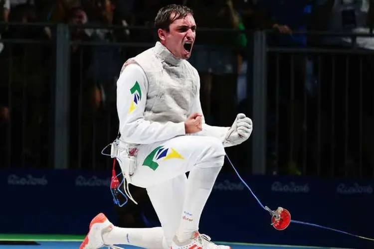 Guilherme Toldo fazer história para a esgrima brasileira ao se tornar o primeiro a chegar às quartas de final de uma competição olímpica masculina (Alex Livesey/Getty Images)