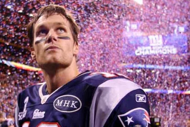 Foto da primeira página do The Boston Globe mostra o quarterback Tom Brady caído no chão com a manchete "final amargo" (Getty Images)