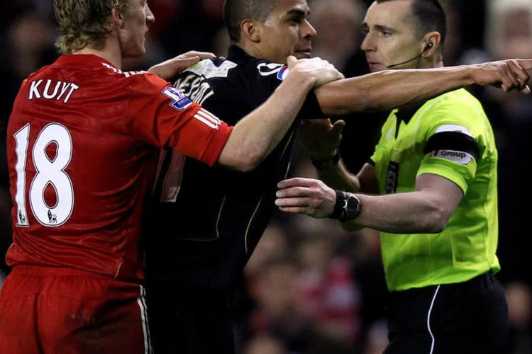 Tom Adeyemi, do Oldham, é contido após ser abusado verbalmente em jogo (Alex Livesey/GettyImages)