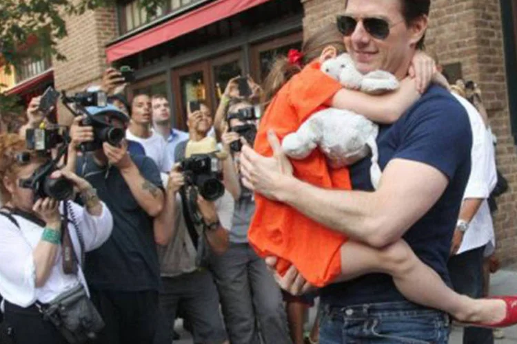 
	Tom Cruise e a filha Suri: caso ven&ccedil;a a a&ccedil;&atilde;o contra a&nbsp;&quot;Life &amp; Style&quot;, o ator vai doar todo o dinheiro da indeniza&ccedil;&atilde;o para obras beneficentes
 (©AFP / Mehdi Taamallah)