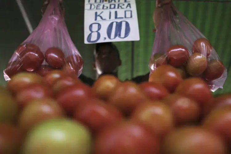 Placa com preço do tomate em feira livre no bairro da Mooca, em São Paulo (Nacho Doce / Reuters)