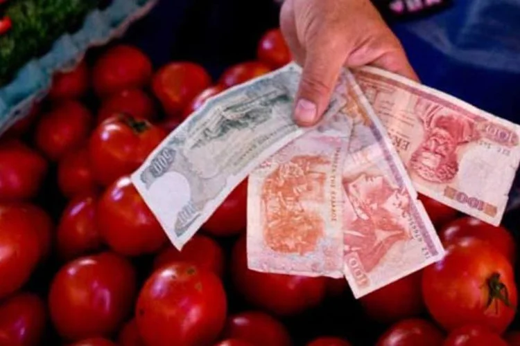 Banca de tomates em feira na Grécia: agora país poderá vender alimentos vencidos por preço mais baixo
 (Milos Bicanski/Getty Images)