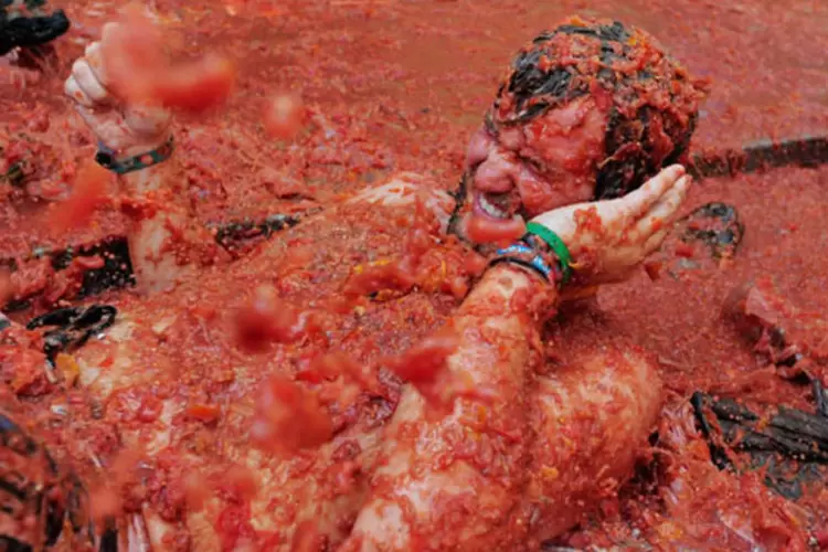 Garoto é completamente coberto pelo tomate triturado  (Denis Doyle/Getty Images)