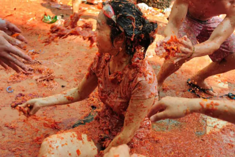 Garota se diverte na tradicional "Tomatina" (Denis Doyle/Getty Images)