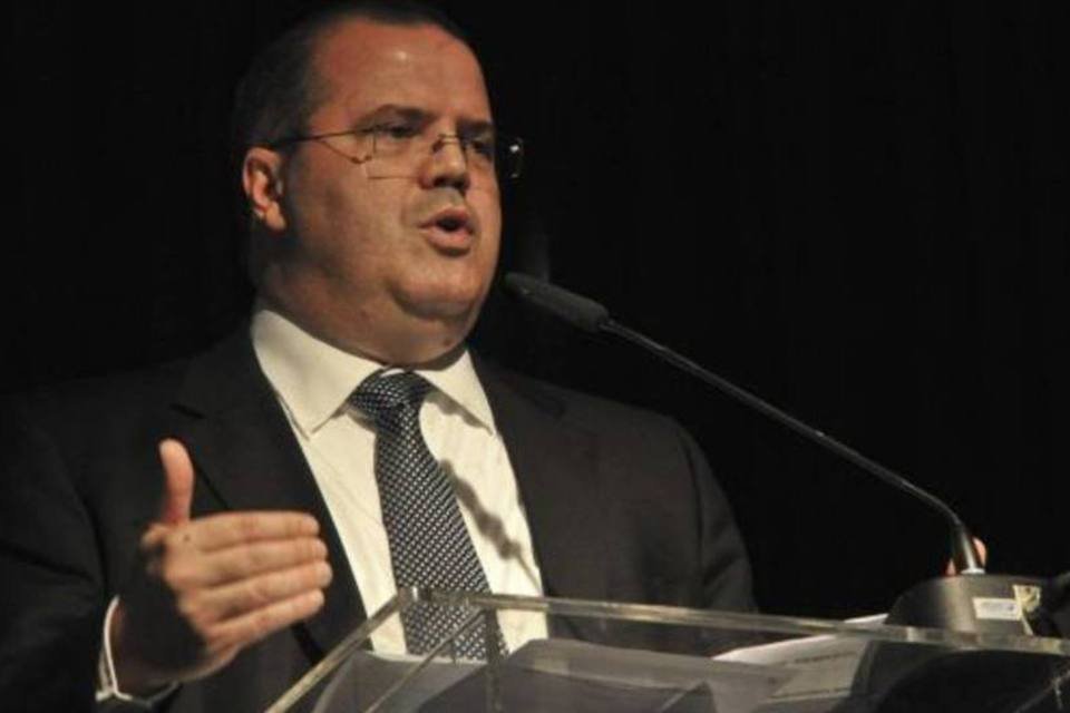 Mão pesada do BC ganha queda de braço e dólar passa a cair