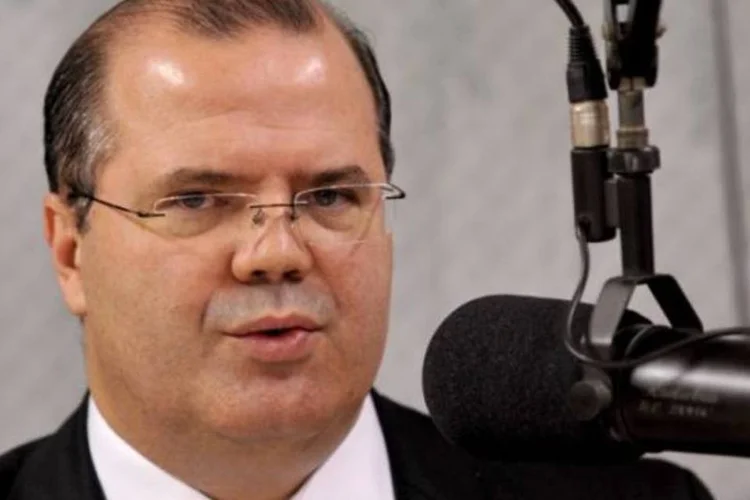 Tombini: “em 2012, a inflação ao consumidor seguirá recuando e se deslocando na direção da trajetória de metas" (Antonio Cruz/ABr)