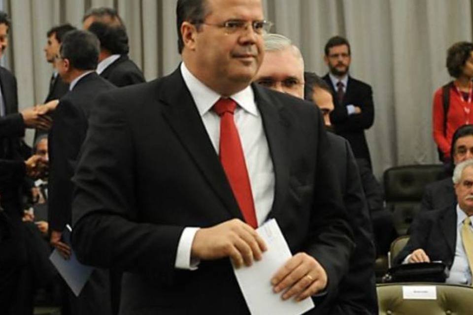 Inadimplência deve cair mais à frente, diz Tombini