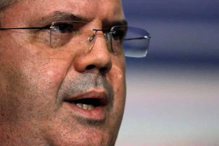 
	Alexandre Tombini: o d&eacute;ficit em conta corrente, um dos principais indicadores das transa&ccedil;&otilde;es do Brasil com outros pa&iacute;ses, deve recuar para US$ 30 bilh&otilde;es
 (REUTERS/Paco Chuquiure)