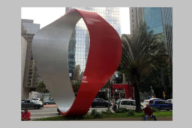 Escultura da artista plástica Tomie Ohtake: última obra pública, doada à cidade e agora na Avenida Paulista (Divulgação)