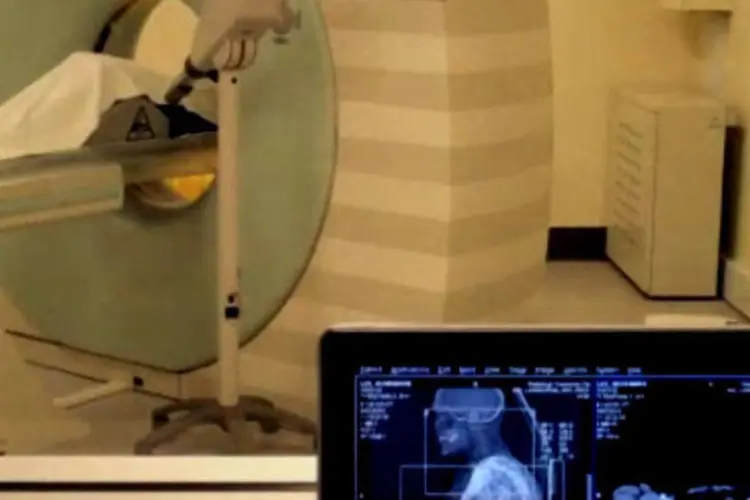 Paciente em exame de tomografia, usado para detectar acidentes cardiovasculares e câncer, entre outros (Wikimedia Commons)