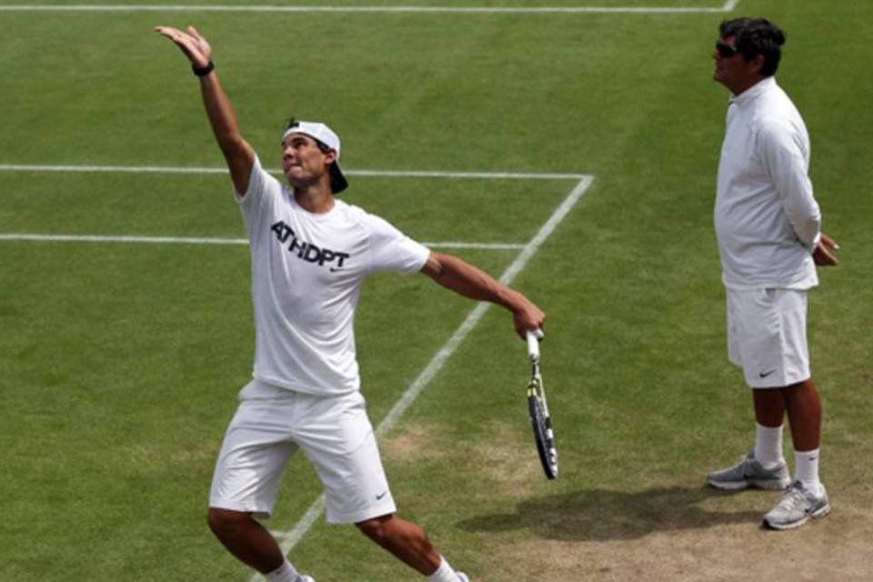 O tenista Rafael Nadal e Toni Nadal: "Eu acho que a ATP teria que reconsiderar onde são disputados os torneios", disse o treinador  (Getty Images)