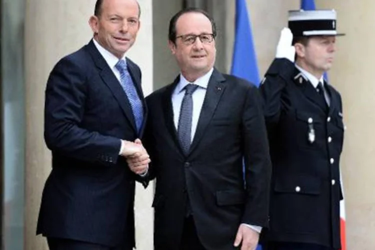 O presidente francês, François Hollande (d), recebe o premier da Austrália, Tony Abbott, no Palácio do Eliseu, em Paris (Stephane de Sakutin/AFP)