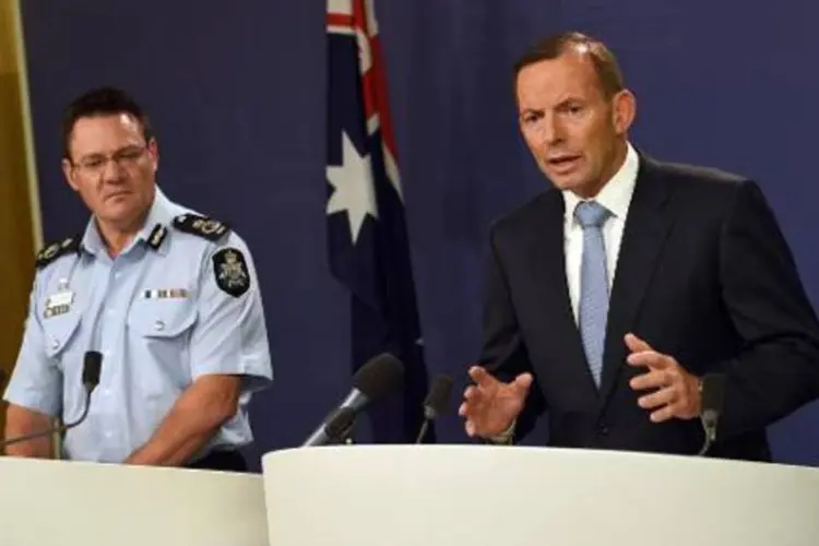 O primeiro-ministro australiano Tony Abbott (D) e o chefe da Polícia Federal do país, Michael Phelan (William West/AFP)