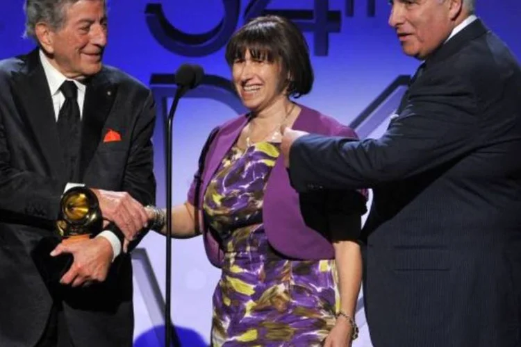Mitch e Janis Winehouse subiram ao palco para receber a estatueta junto com Bennet e lembraram o quanto foi importante para sua filha participar do Grammy de 2008 (Kevin Winter/Getty Images)