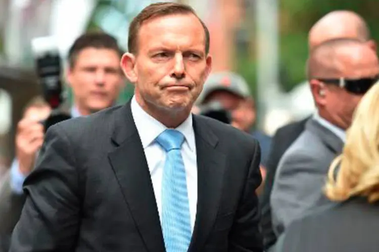 
	O primeiro-ministro australiano Tony Abbott: a retirada do aux&iacute;lio australiano foi consequ&ecirc;ncia da crise diplom&aacute;tica entre a Austr&aacute;lia e a Indon&eacute;sia, em rela&ccedil;&atilde;o &agrave;s execu&ccedil;&otilde;es de traficantes
 (Peter Parks/AFP)