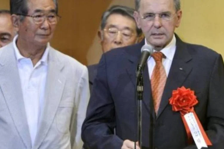 Jacques Rogge ao lado do prefeito de Tóquio, Shintaro Ishihara, durante o anúncio da candidatura da cidade às Olímpiadas de 2020 (AFP)