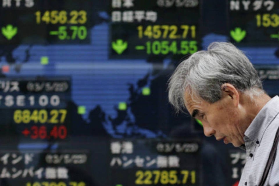 Tóquio fecha em queda com fortalecimento do iene