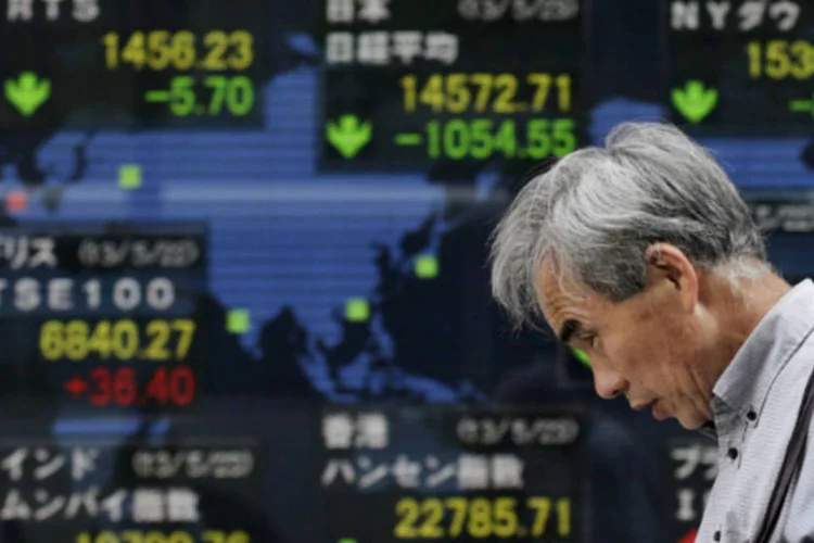 
	Bolsa de T&oacute;quio: o &iacute;ndice Nikkei caiu 3,2%, para 14.142,65 pontos, ap&oacute;s alta de 0,9% na sexta-feira
 (REUTERS/Toru Hanai)