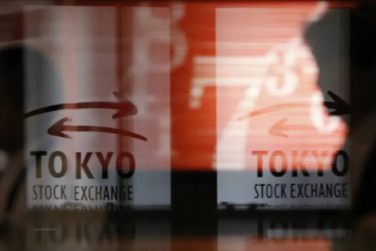 
	Bolsa de T&oacute;quio: o &iacute;ndice Nikkei ultrapassou o n&iacute;vel psicol&oacute;gico de 15 mil pontos pela primeira vez desde janeiro de 2008, ganhando um impulso do iene fraco, o que ajuda os exportadores japoneses
 (REUTERS/Toru Hanai)