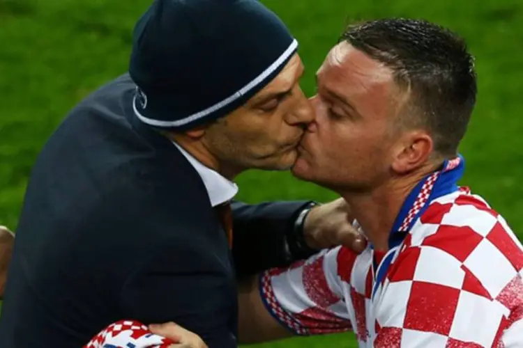 Torcedor beija técnico da Croácia durante jogo da Eurocopa: país é líder do grupo C da Eurocopa, com quatro ponto (Divulgação)
