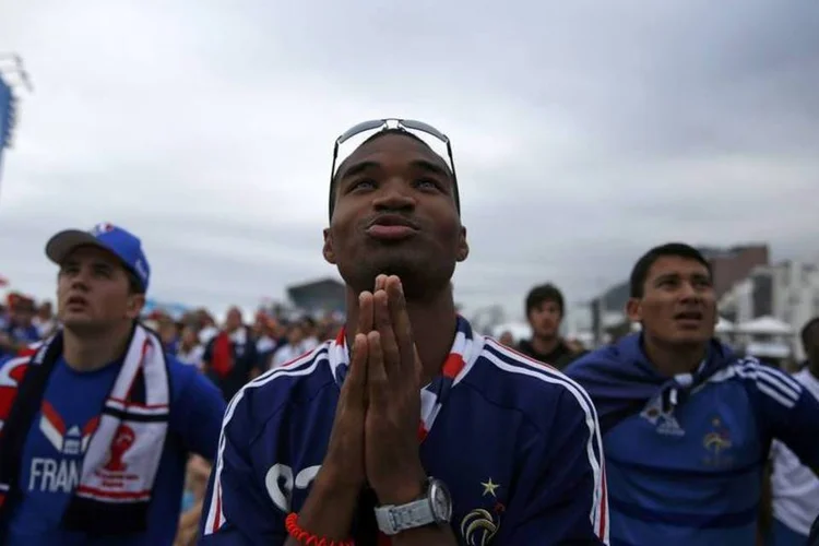 Torcedor francês assiste a partida contra a Nigéria em um telão na praia de Copacabana, no Rio de Janeiro (Pilar Olivares/Reuters)