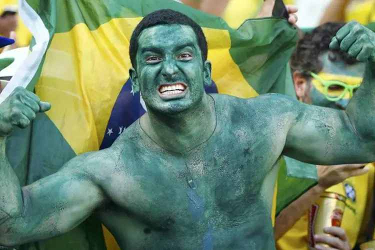 Torcedor do Brasil fantasiado de Hulk aguarda o começo do jogo contra a Colômbia no Castelão, em Fortaleza (Stefano Rellandini/Reuters)