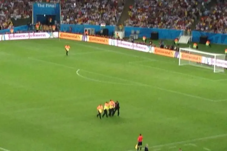 Torcedor invade o campo da final da Copa do Mundo e é retirado por seguranças da Fifa (Beatriz Souza/ EXAME.com)