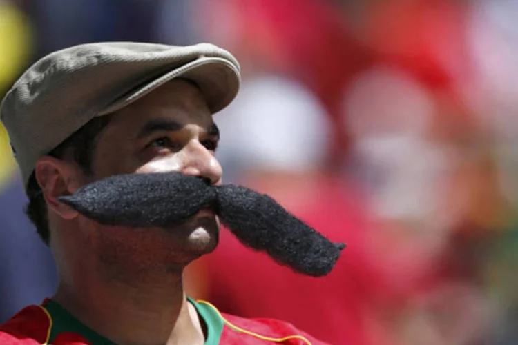 Torcedor de Portugal fantasiado assiste ao jogo com a Alemanha, na Copa do Mundo de 2014 (Marcos Brindicci / Reuters)