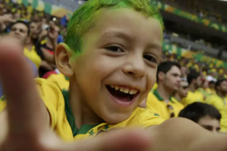 
	Garoto com camiseta da sele&ccedil;&atilde;o brasileira: &ldquo;Alguns poucos minist&eacute;rios tiveram redu&ccedil;&atilde;o, e os motivos ficaram restritos a casos envolvendo Copa do Mundo ou custeio administrativo&rdquo;, disse a ministra Miriam Belchior
 (REUTERS/Jorge Silva)