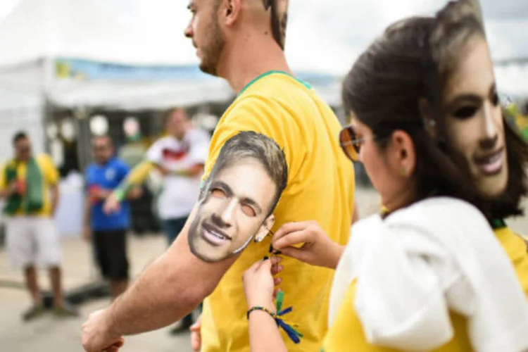 Torcedores usam máscara de Neymar (Pedro Vilela/Getty Images)