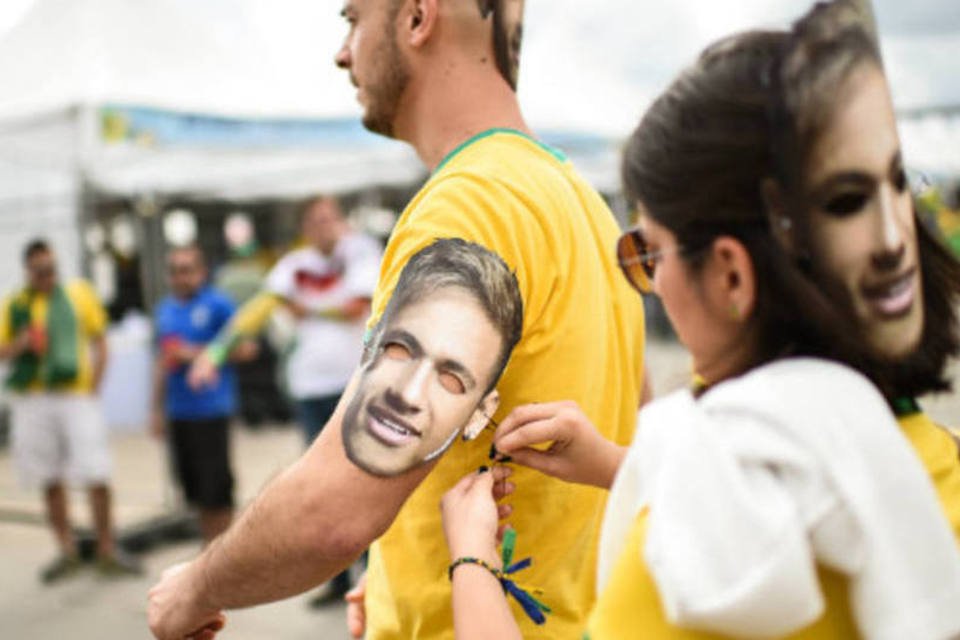 Sem o ídolo, torcedores usam máscara de Neymar no estádio