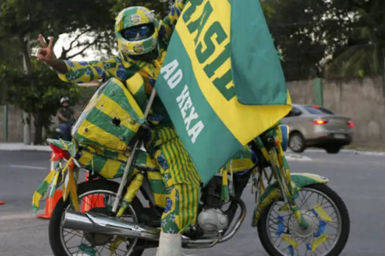 Torcedor brasileiro numa moto decorada (Leonhard Foeger/ Reuters)