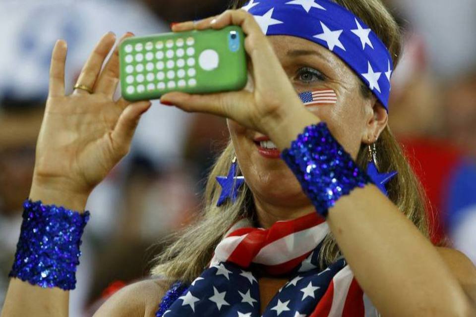 
	Torcedora dos EUA tira uma foto durante partida contra Gana, na Arena Dunas
 (Stefano Rellandini/Reuters)