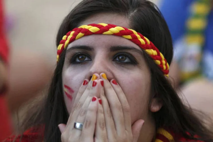 Torcedora espanhola aflita com derrota do time, contra Holanda (Pilar Olivares / Reuters)