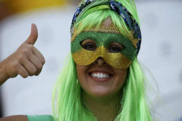 
	Torcedora brasileira: agora, ela vai poder assistir jogos de futebol no Ir&atilde;. Mas, se tivesse nascido l&aacute;, ela n&atilde;o poderia.
 (Reuters)