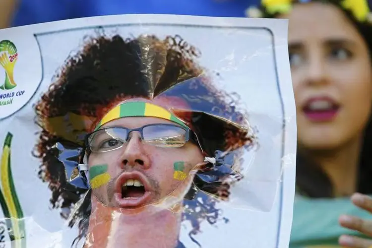 
	Torcedor brasileiro fantasiado com a figurinha de David Luiz durante partida no Castel&atilde;o
 (Yves Herman/Reuters)