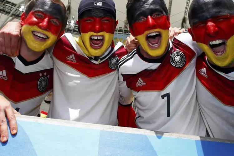 
	Torcedores alem&atilde;s: Alemanha caiu nas semifinais das Copas de 2006 e 2010&nbsp;
 (REUTERS/Eddie Keogh)