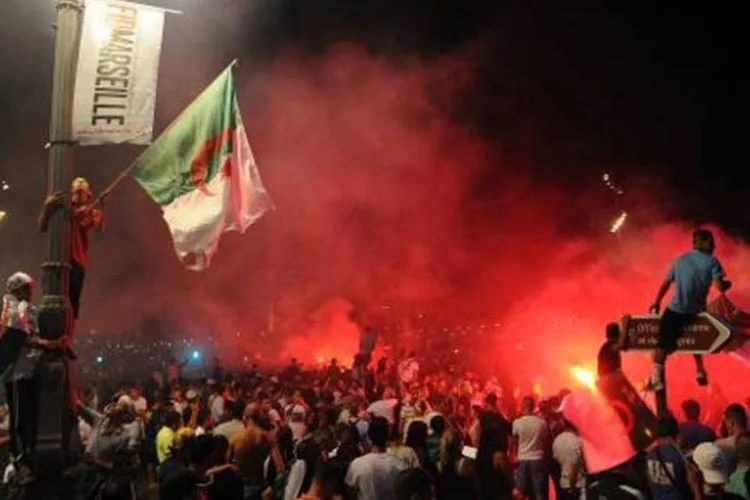 Torcedores festejam classificação da Argélia às oitavas de final da Copa (Boris Horvat/AFP)