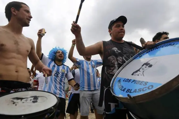 Torcedores argentinos na praia de Copacabana, no Rio de Janeiro (Ricardo Moraes/Reuters)