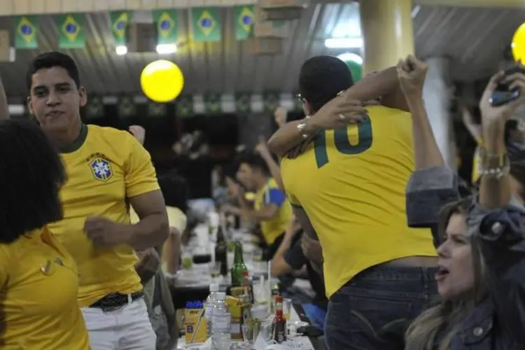Torcedores comemoram a vitória da Seleção Brasileira em bar no centro de Brasília (José Cruz/Agência Brasil)