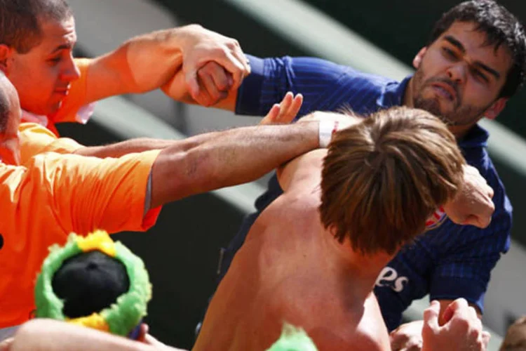 Torcedores brigam por chuteura de Casillas após jogo de Espanha e Austrália (Amr Abdallah Dalsh / Reuters)